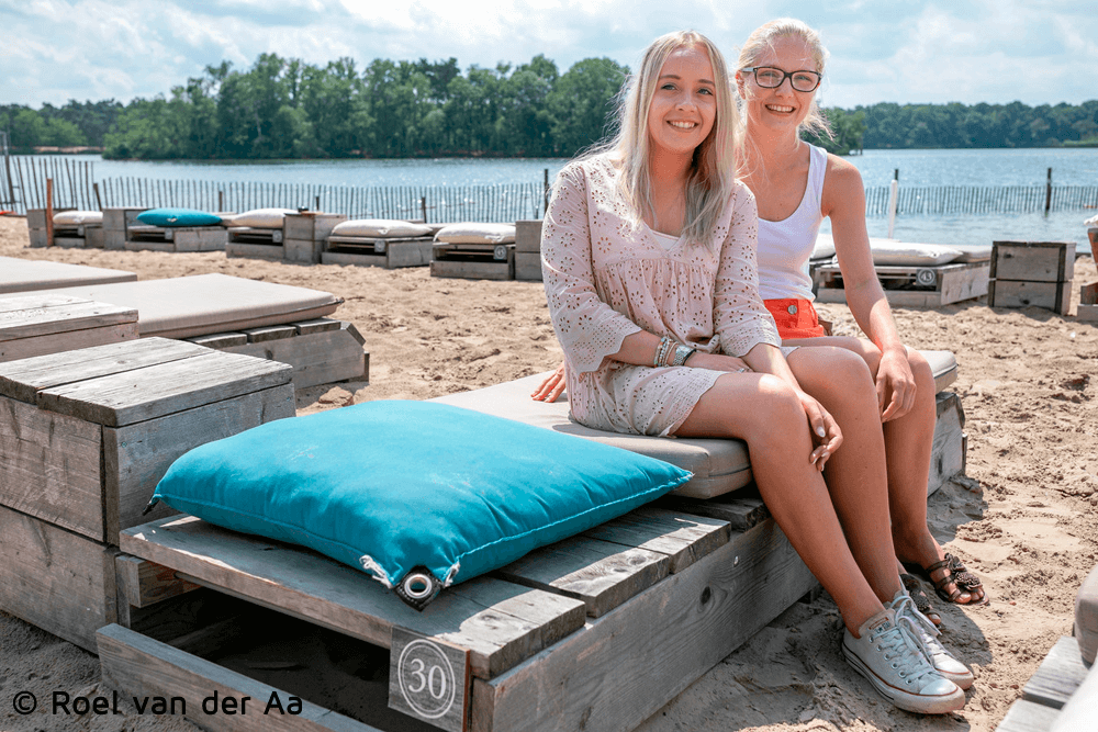 Deze meiden gaan echt niet topless op het strand liggen