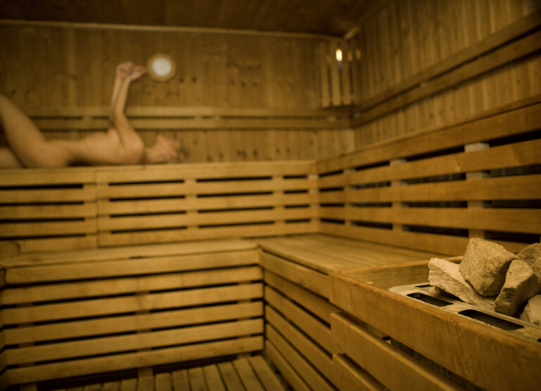Naaktrecreatie bloot in de sauna