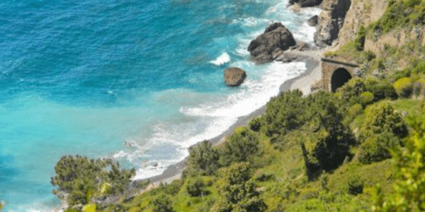 Naaktstrand, Guvano, Corniglia, Italië blootgewoon